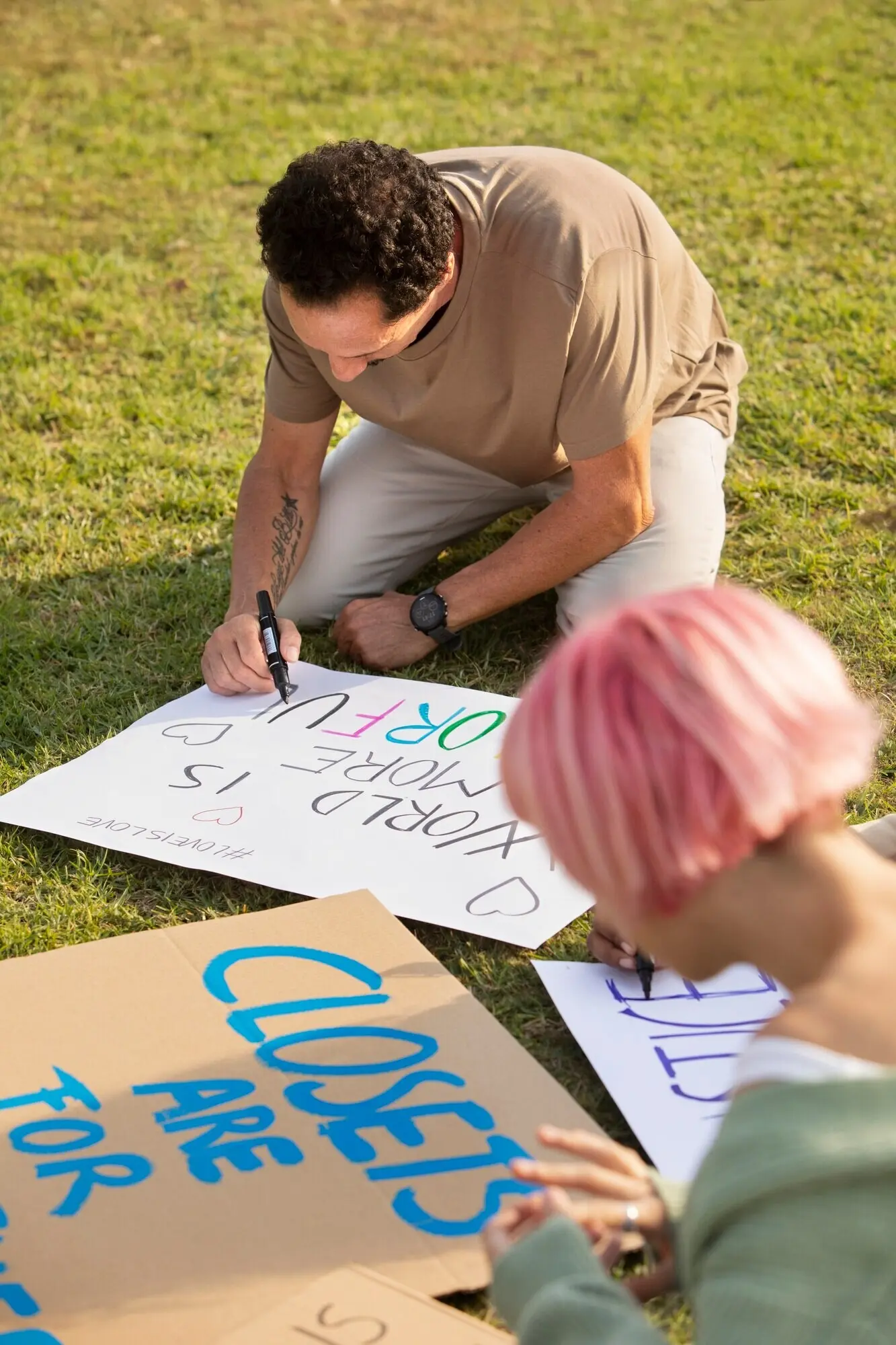 Primer plano de personas con pancartas al aire libre