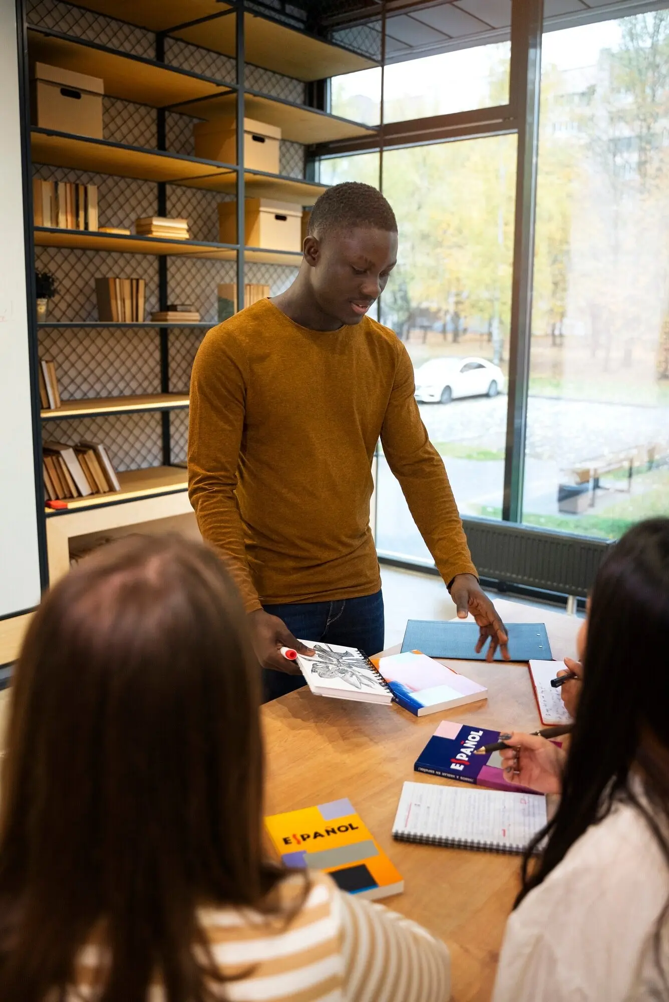 Vista en ángulo alto de personas corrigiendo errores gramaticales.