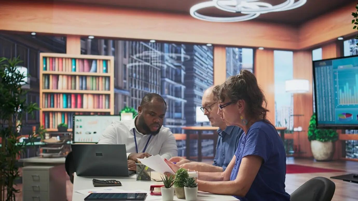 Personas mayores pidiendo asesoramiento profesional a un experto financiero.